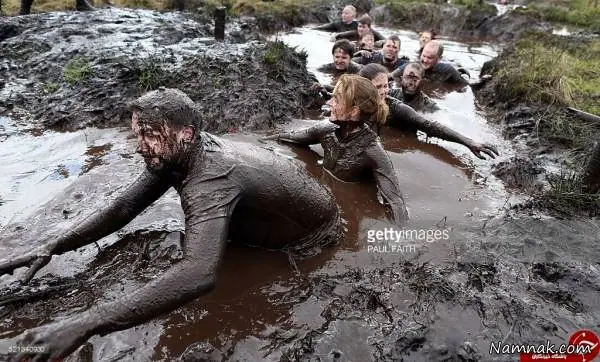 مسابقه ای عجیب شنا در باتلاق در ایرلند شمالی شنا در باتلاق