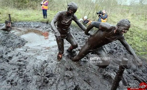 مسابقه ای عجیب شنا در باتلاق در ایرلند شمالی شنا در باتلاق