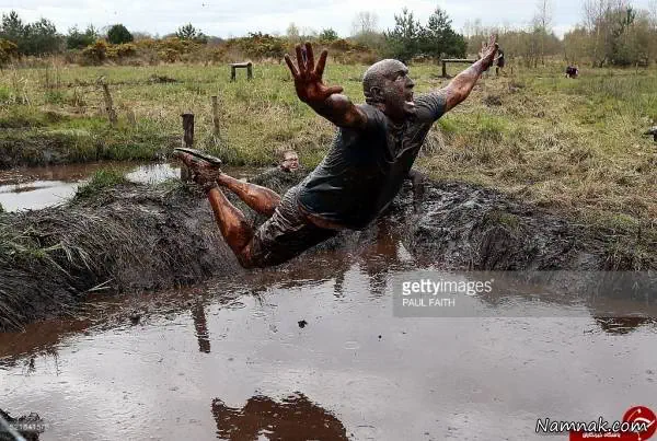 مسابقه ای عجیب شنا در باتلاق در ایرلند شمالی شنا در باتلاق