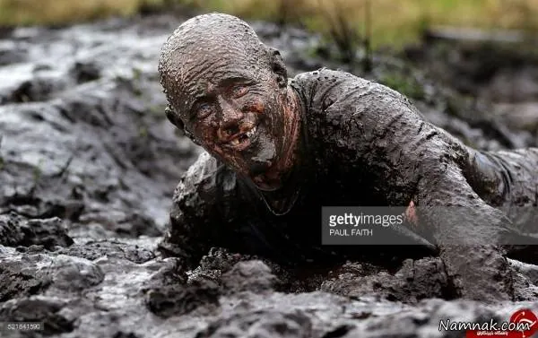 مسابقه ای عجیب شنا در باتلاق در ایرلند شمالی شنا در باتلاق