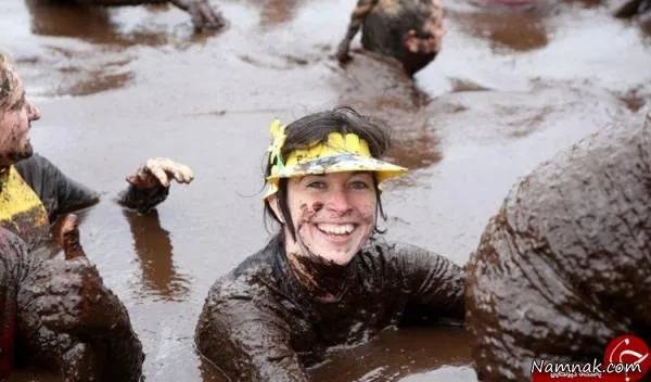 مسابقه ای عجیب شنا در باتلاق در ایرلند شمالی شنا در باتلاق