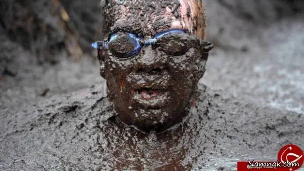 مسابقه ای عجیب شنا در باتلاق در ایرلند شمالی شنا در باتلاق