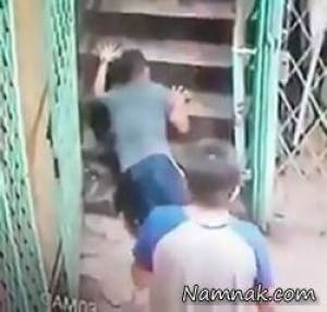 حمله روح ، هل دادن از بالای پله