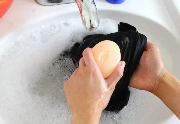 چسب 123 چگونه پاک میشود شستن پارچه برای کندن لکه چسب 123