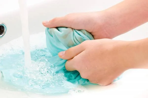 پاک شدن لکه وایتکس روش از بین بردن لکه وایتکس روی لباس