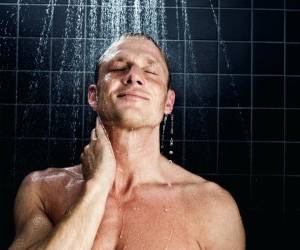کارهایی که در هنگام دوش گرفتن نباید انجام داد 1