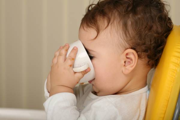 آب خوردن نوزاد با فنجان