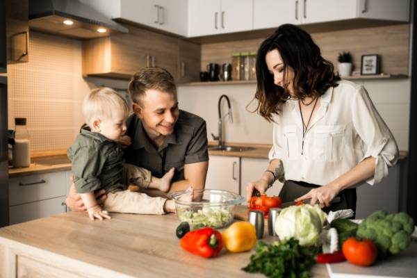 باز شدن زبان کودک در طب سنتی تغذیه برای زود حرف زدن کودک