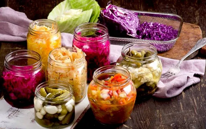 عوارض خوردن ترشی با غذا بهترین زمان مصرف ترشی