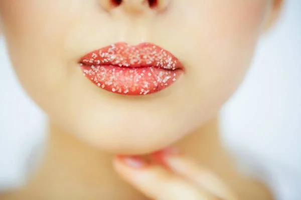 درمان پوسته شدن لب با اسکراب شکر اسکراب لب