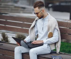گذاشتن لپ تاپ روی پا
