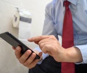 استفاده از موبایل در دستشویی