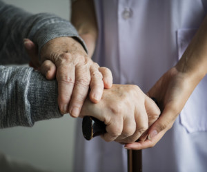 آگاهی از آزار سالمندان