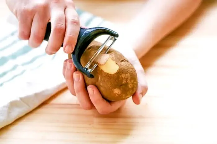 استفاده از پوست کن برای آشپزی سریع تر استفاده از پوست کن