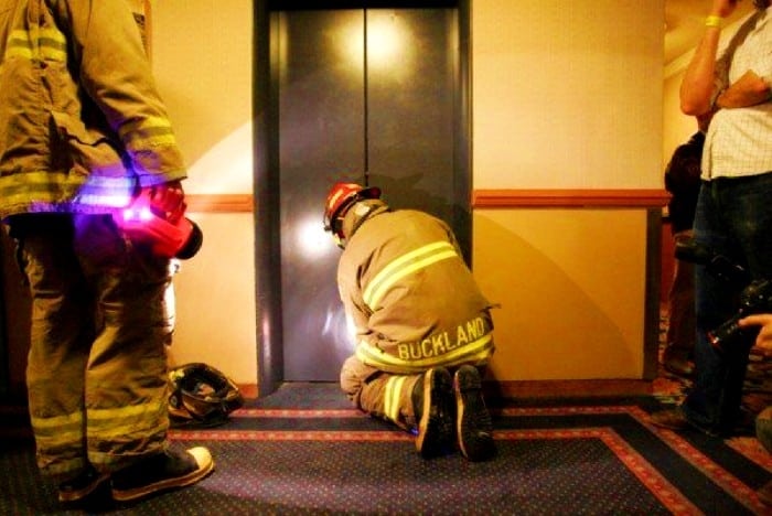 آتش نشان نجات از آسانسور
