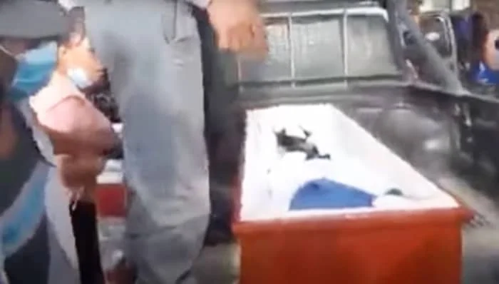 زنده شدن مرده وسط مراسم تدفین زنده شدن عجیب زن جوان