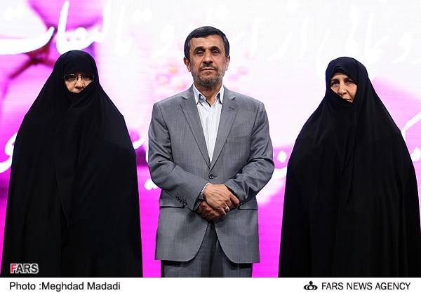 احمدی نژاد در کنار همسر و خواهرش