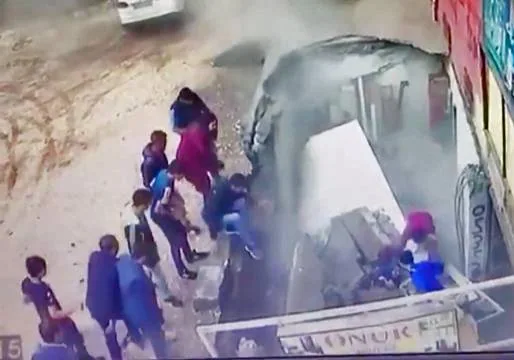 فرو رفتن دو زن داخل زمین