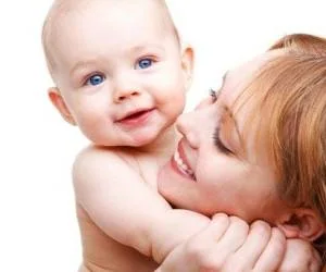 بغل كردن نوزاد