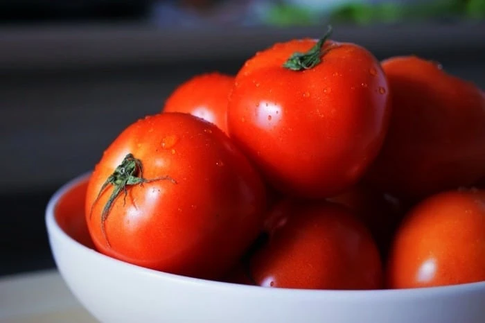 گوجه برای پوست