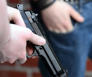 بازداشت به خاطر تیراندازی به خانه بدهکار