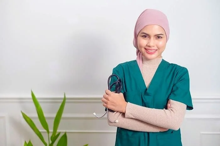 پزشکی یکی از شغلهای پر درآمد بانوان پزشک خانم