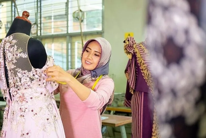 طراحی لباس یکی از شغلهای پردرآمد برای خانم ها طراحی لباس