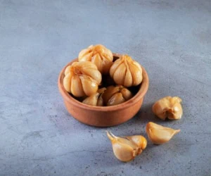 سیر ترشی سردیه یا گرمی؟ + عوارض سیر ترشی