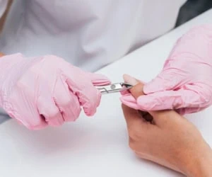کاشت ناخن و مژه