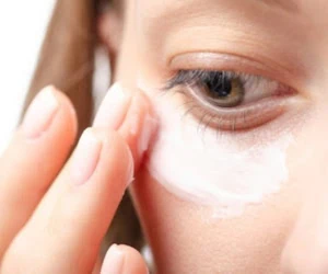 روتین دور چشم در 3 گام مهم و ضروری