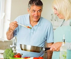  فواید مهم آشپزی با همسر برای جذب شوهر 