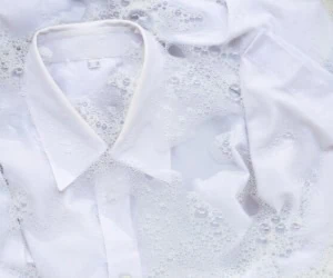 لباس سفید رنگ گرفته