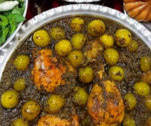  طرز تهیه خورش گوجه سبز با مرغ مجلسی شمالی+ همه مواد لازم 