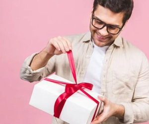 هدیه رسمی برای همکار مرد؛ ۶ ایده ارزنده و تاثیرگذار