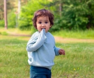 جویدن لباس توسط کودک