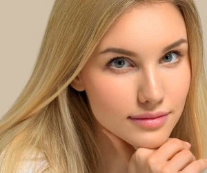 خانم هایی که پوست صاف دارن، این مدلی میخوابن 