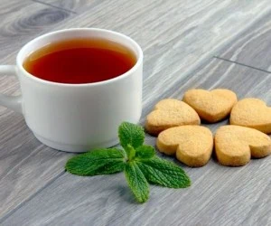این افراد نباید چای بنوشند