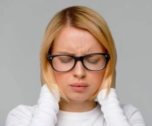 صدای زنگ در گوش