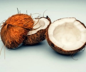 خواص میوه نارگیل برای سلامت بدن و زیبایی پوست و مو