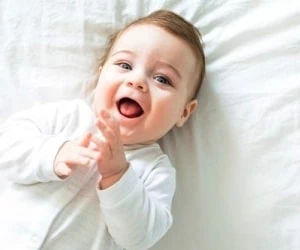 تمیز کردن زبان نوزاد