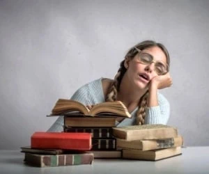  دلیل اصلی خواب آلودگی درس خواندن + بهترین راه حل 