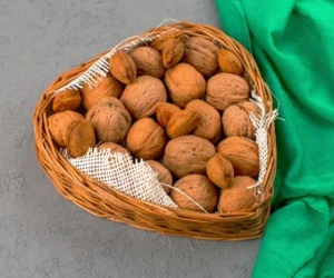 پوست کندن گردو