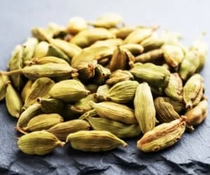  طرز صحیح پودر کردن هل به 4 روش 