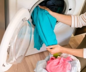 شستن لباس در لباسشویی