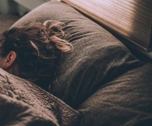  علت عرق شبانه زیاد بدن کودکان و بزرگسالان در خواب چیست؟ 