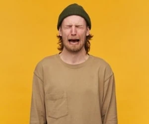 دلیل گریه بی دلیل