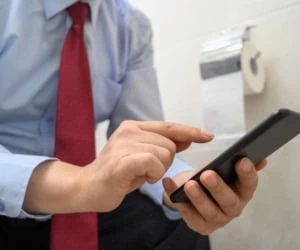 استفاده از موبایل در دستشویی
