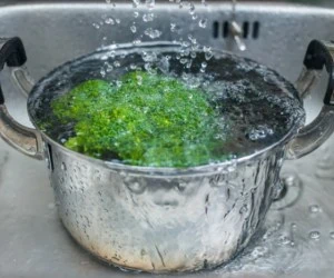شستن کلم بروکلی