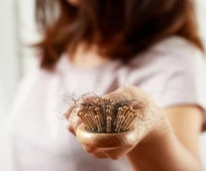 عوارض شستن مو با آب گرم