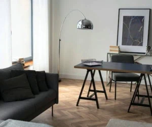 مبل جلوی پنجره